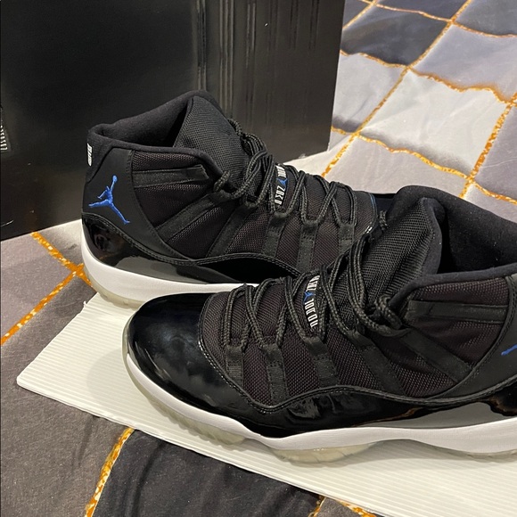 Men Air Jordon 11 Retro. Black white varsity blue. Worn in a photo shoot box’ - Picture 3 of 11